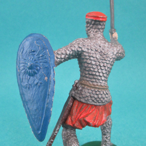 03.Chevalier normand avançant avec épée et bouclier levés.